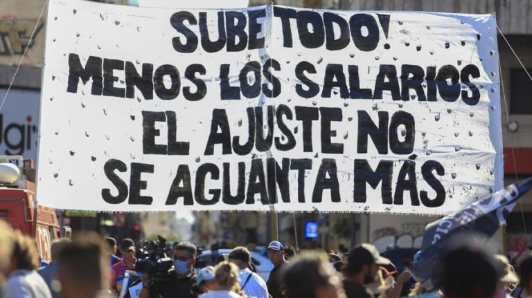 Salarios estancados, una canasta básica de $986.586 en octubre y 2,7% de inflación