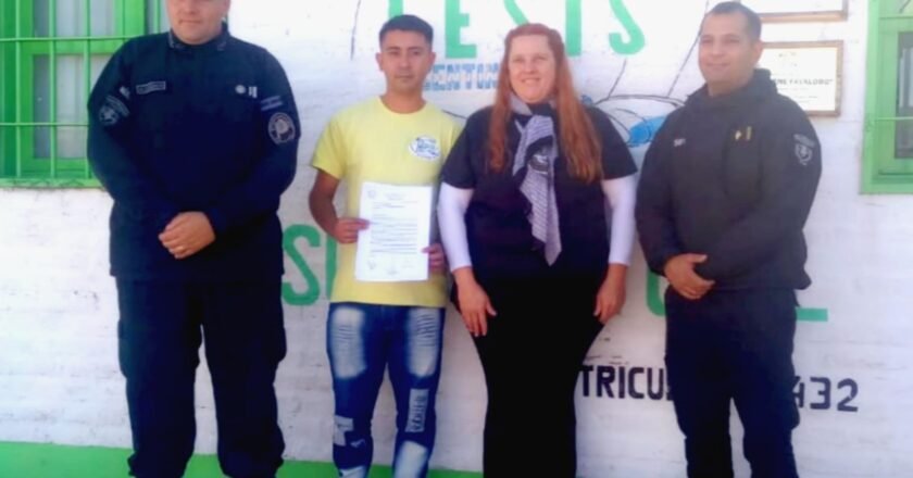 Interno de la U P N°24 de Florencio Varela se convierte en el primer privado de la libertad en capacitarse como Asistente de Veterinaria