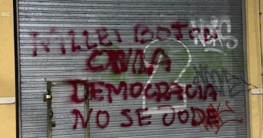 Decenas de locales de la Libertad Avanza escrachados tras la domiciliaria a CFK