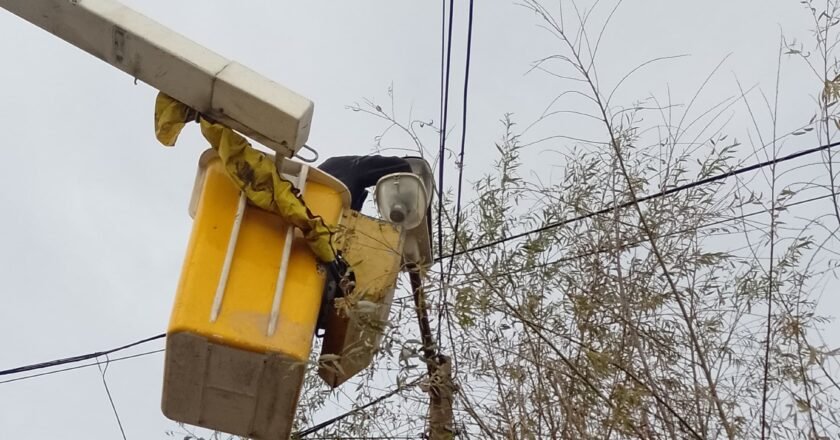 TRAS LOS RECLAMOS VECINALES, EL MUNICIPIO REPARA LUCES DE VILLA HUDSON