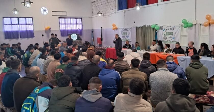 El escritor y guionista Alejandro Parisi participó del cierre de del Taller sobre el Holocausto en la UP 24