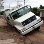 Bosques: el camión de la basura se hundió en una calle recién “reparada” y los vecinos denuncian abandono total