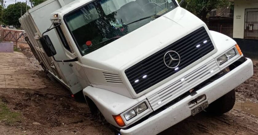 Bosques: el camión de la basura se hundió en una calle recién “reparada” y los vecinos denuncian abandono total