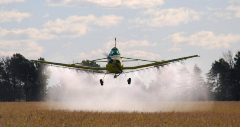 Diputados promueven proyecto para fumigar a 10 metros de las viviendas