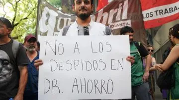 Trabajadores despedidos de Doctor Ahorro se movilizaron para exigir salarios e indemnizaciones adeudadas