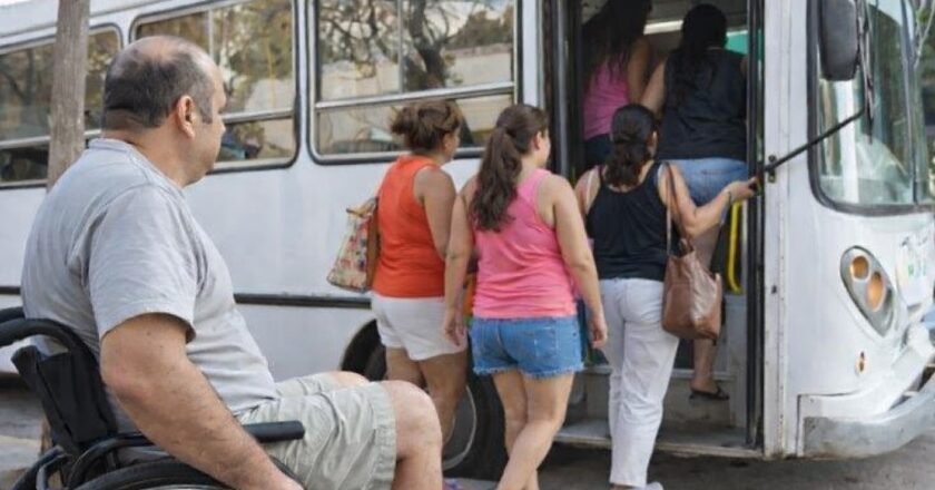Transporte en emergencia y accesibilidad en retroceso: el impacto en personas con discapacidad en Florencio Varela
