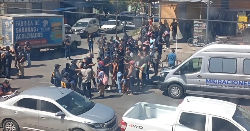 Operativo de Migraciones en Lomas de Zamora: denuncian control y toma de huellas a estudiantes a la salida de la escuela