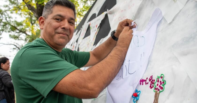 Plaza de la Democracia: Un mar de pañuelos y memoria a 50 años del golpe