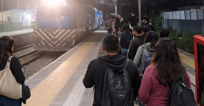 Así viajan los trabajadores de la ciudad que se vacía cada mañana