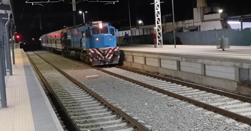 Volver a Varela de noche ya no es viajar: es sobrevivir entre trenes que no alcanzan, la caída del 148 y combinaciones eternas