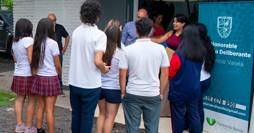 El eco de las bancas: cuando la palabra juvenil habita el recinto