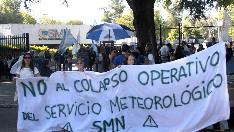 Trabajadores del Servicio Meteorológico realizan el viernes un apagón informativo contra los despidos