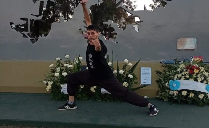 La levedad de la acrobacia y el peso del asfalto: el Wushu Kung Fu que desafía la gravedad en Florencio Varela